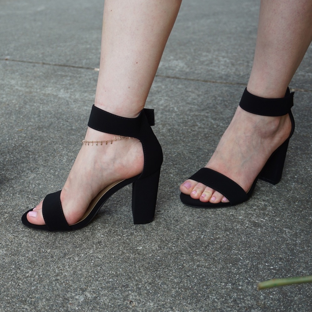 Black heels - Picture 2 of 4